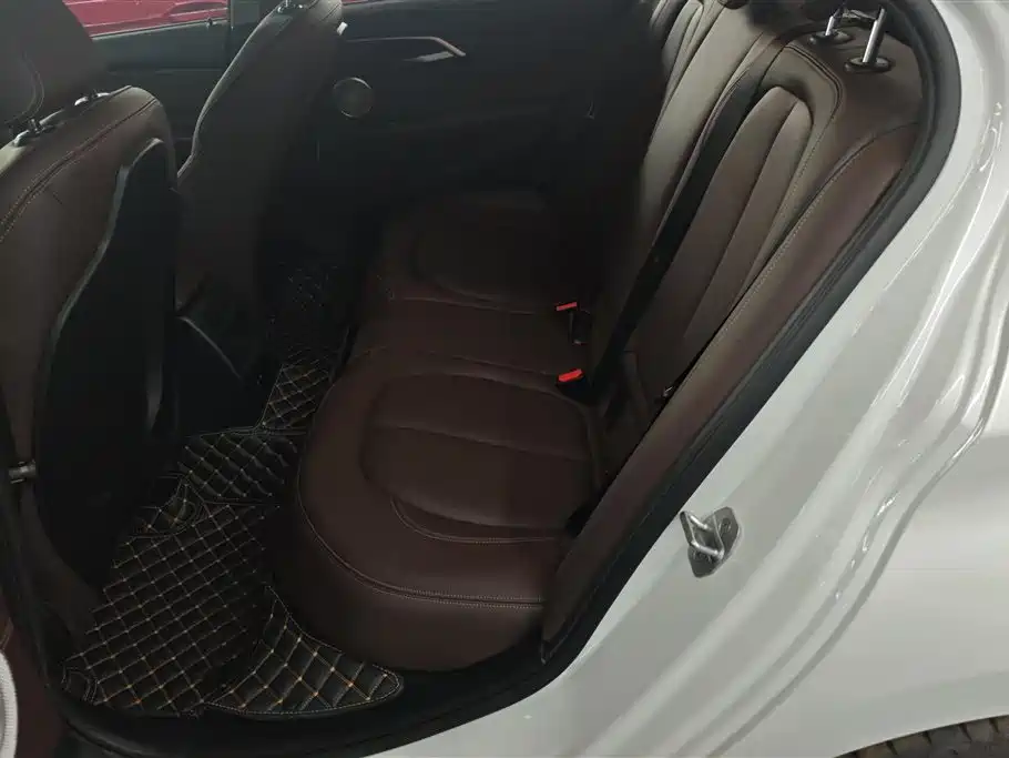 BMW 1 Series 2022 120i M Sport Shadow Edition фото 11