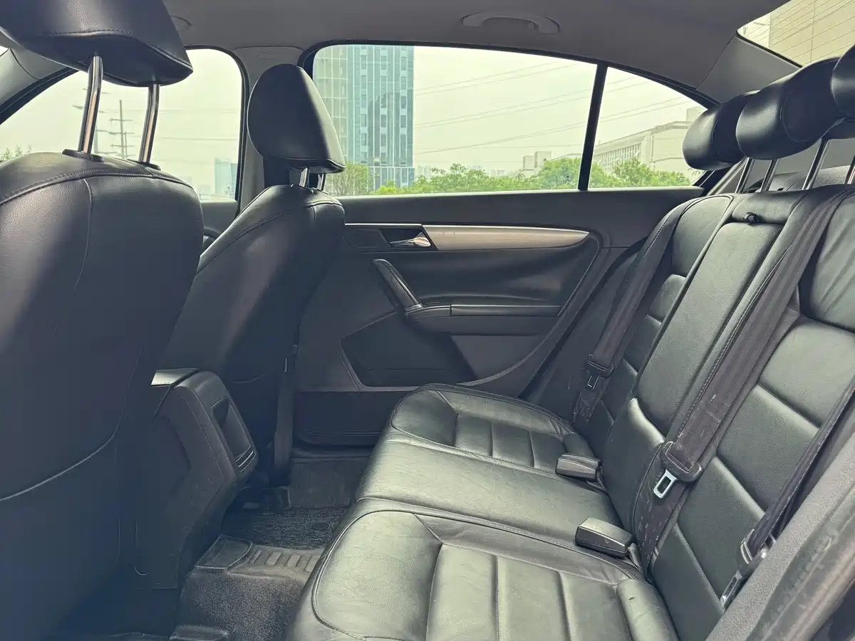 Volkswagen Lavida 2013 1.6L Automatic Comfort Edition фото 10
