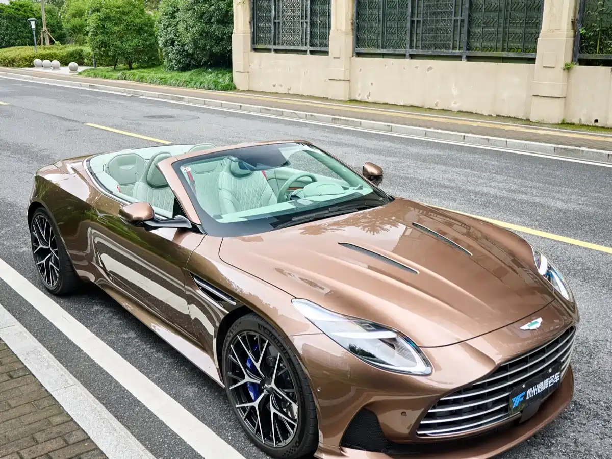 Фото 10 - Aston Martin DB12