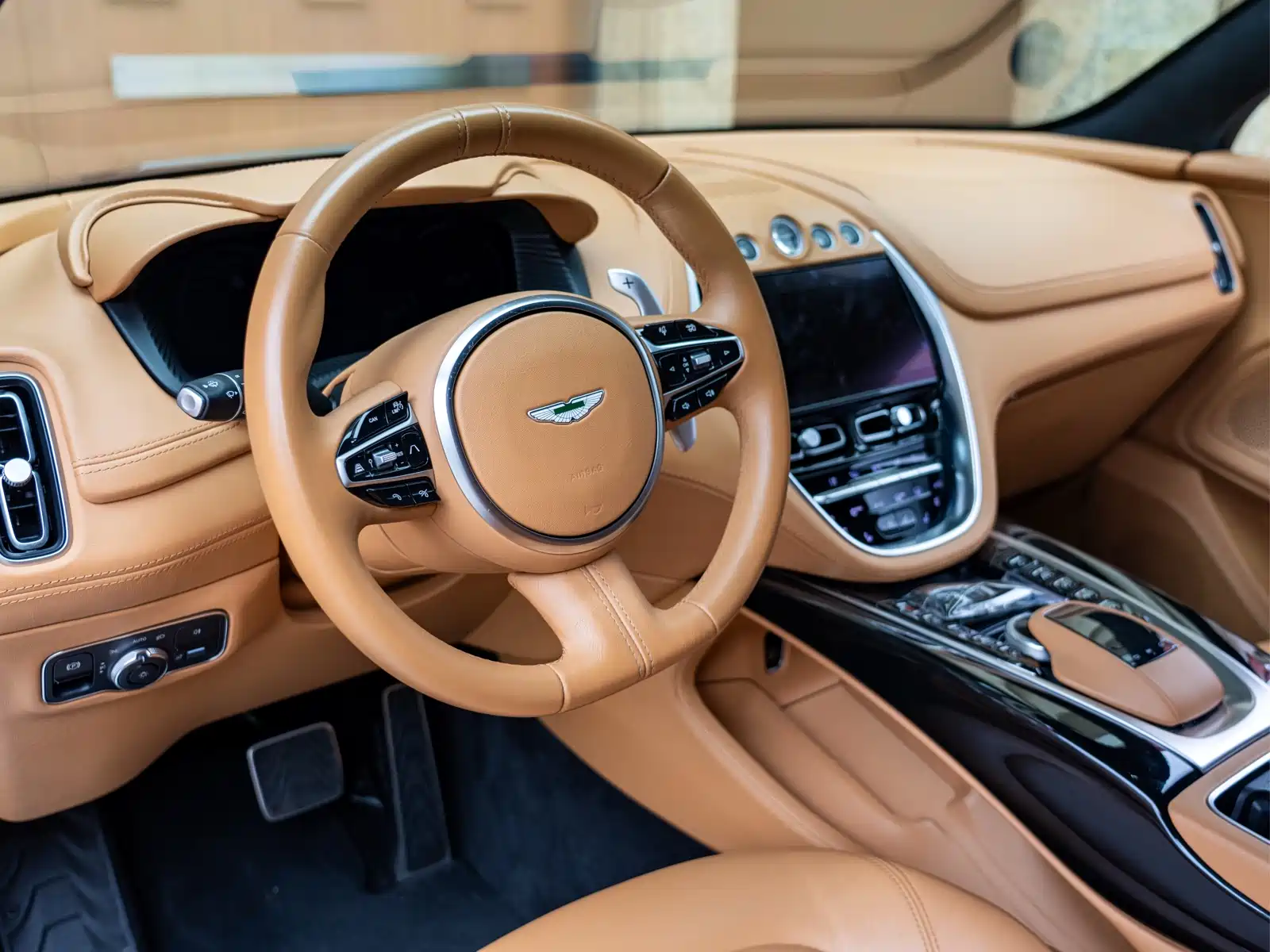 Фото 13 - Aston Martin DBX