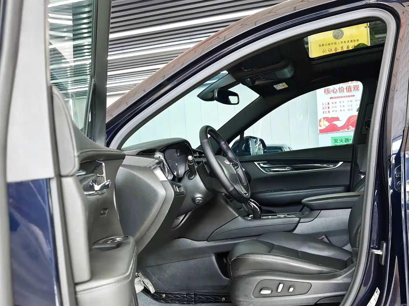 Photo 5 - Cadillac XT6