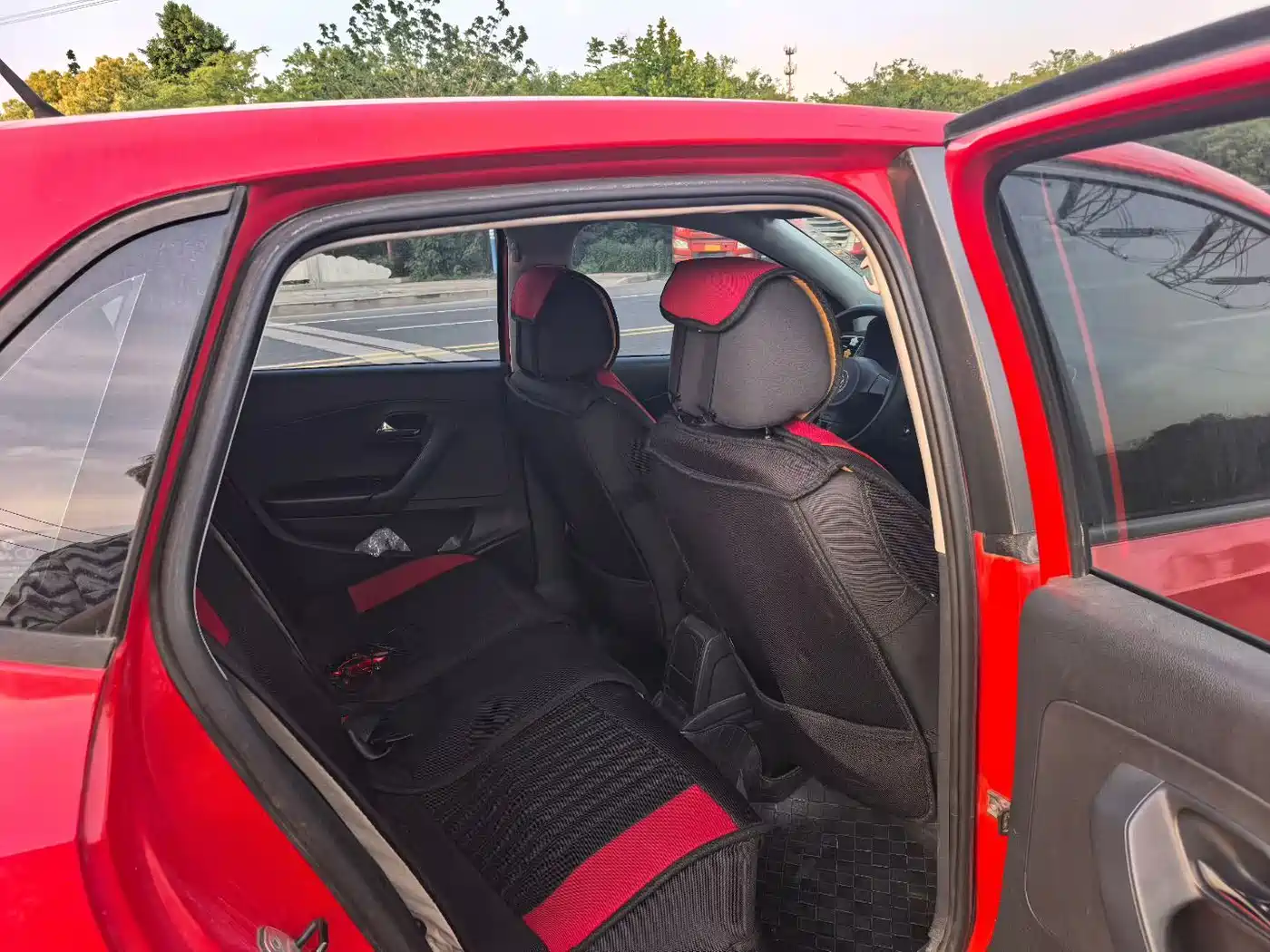 Volkswagen Polo 2013 1.6L Automatic Luxury Edition фото 6