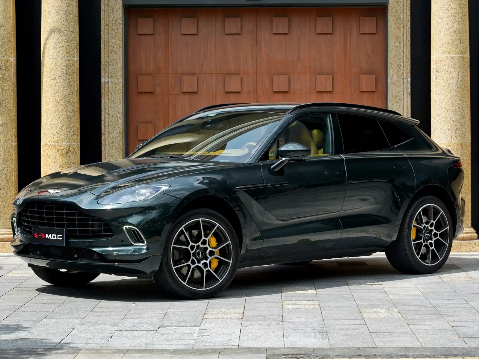 Фото 1 - Aston Martin DBX