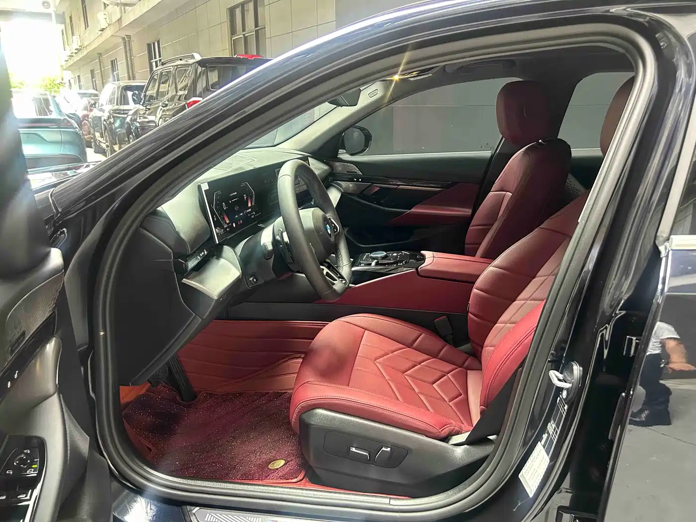 BMW 5 Series 2025 530Li Leading M Sport Package фото 9