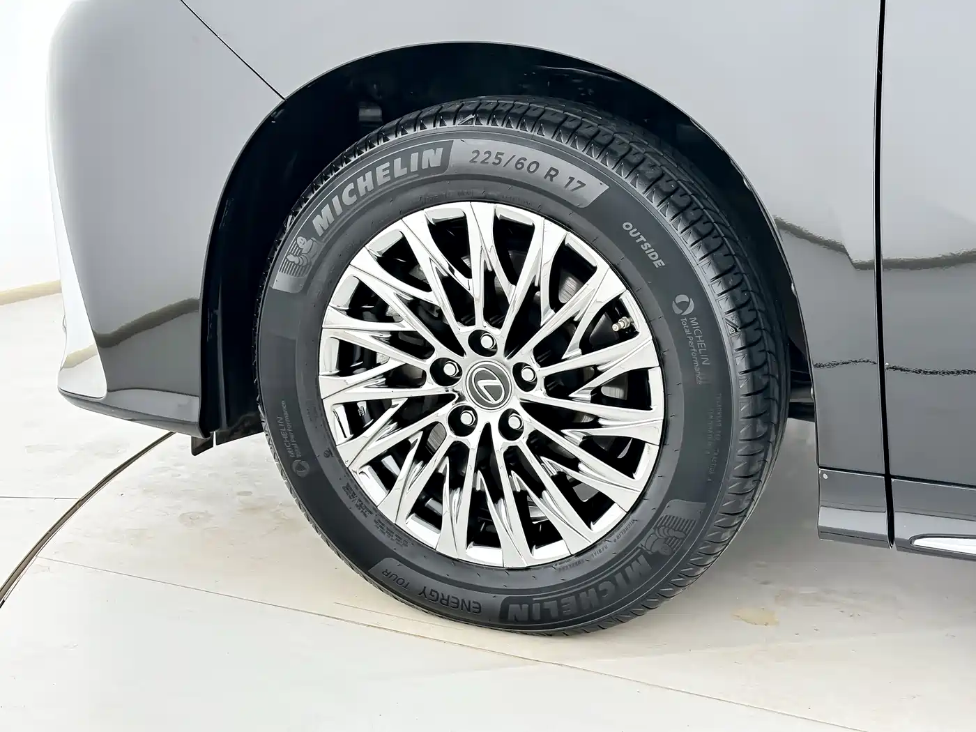 Lexus LM 2020 300h Seven-Seater Elegance Edition фото 5