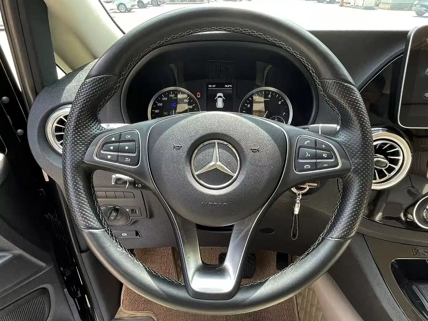 Mercedes-Benz Vito 2023 2.0T Business 7-Seater фото 7