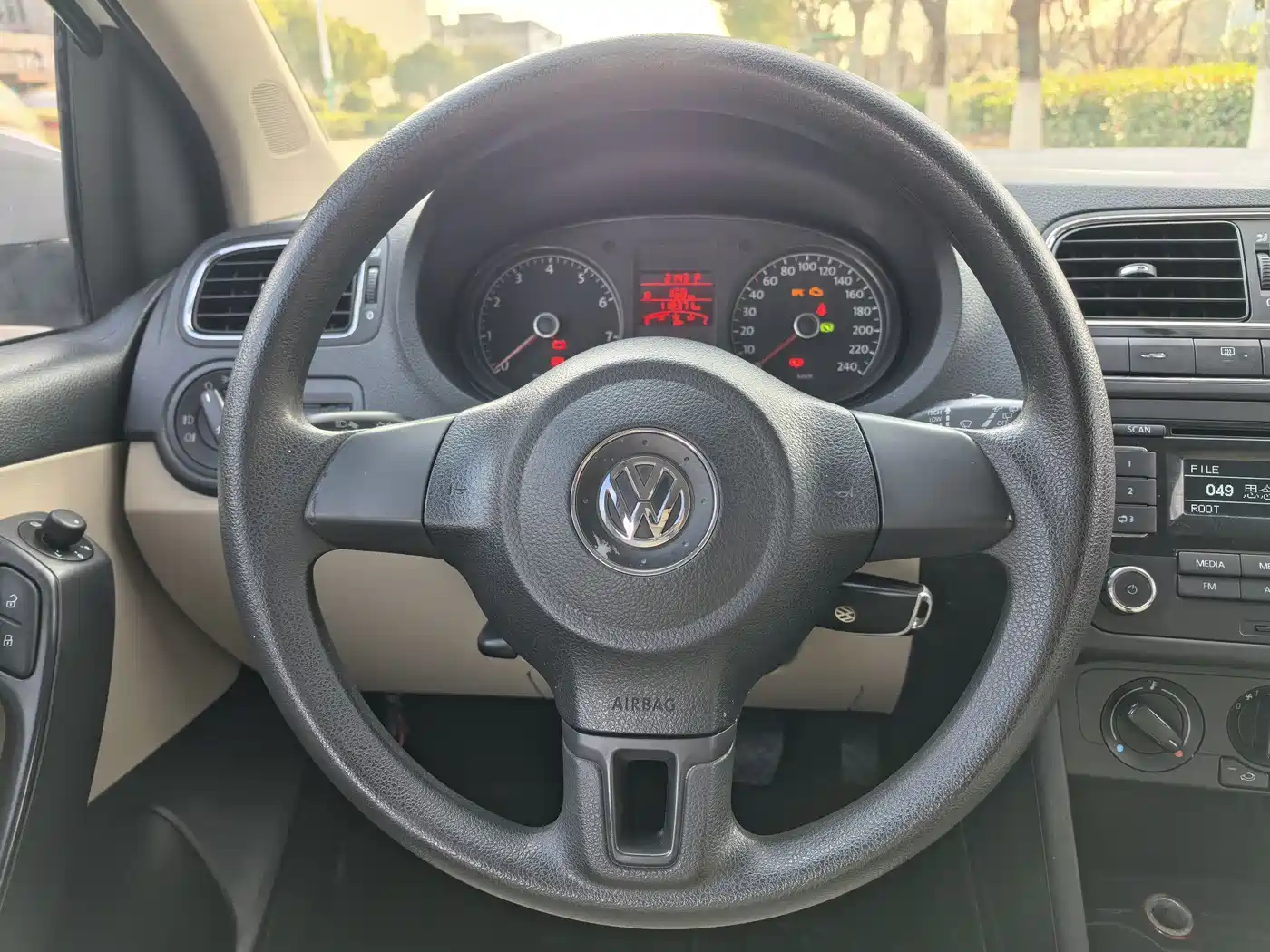 Volkswagen Polo 2011 1.6L Automatic Style Edition фото 11