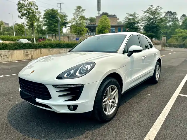 PORSCHE MACAN