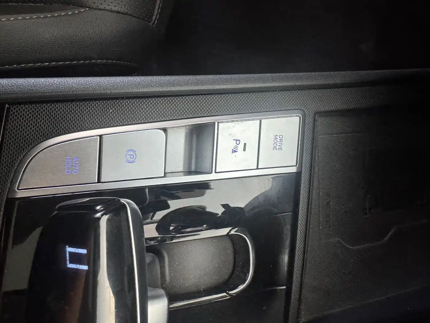 Hyundai Elantra 2023 Model 1.5L CVT LUX Premium Edition фото 12