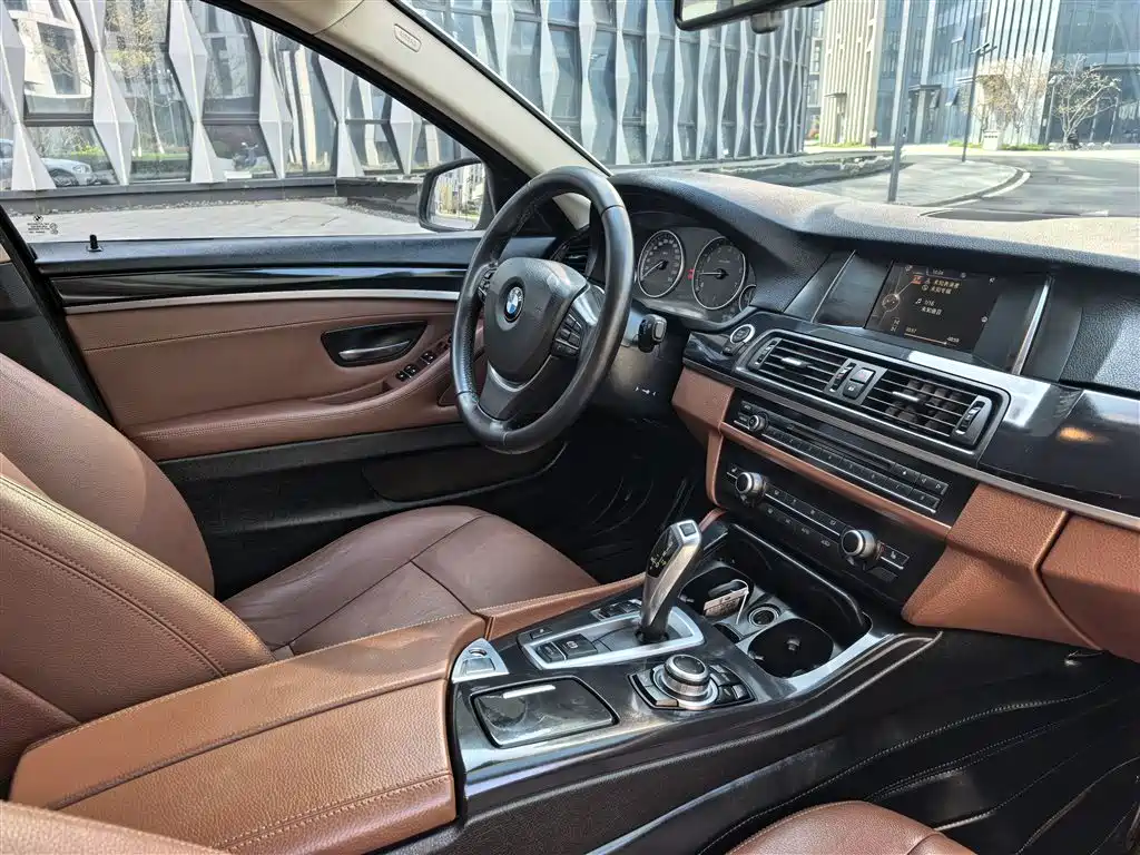BMW 5 Series 2017 520Li Classic Edition фото 10