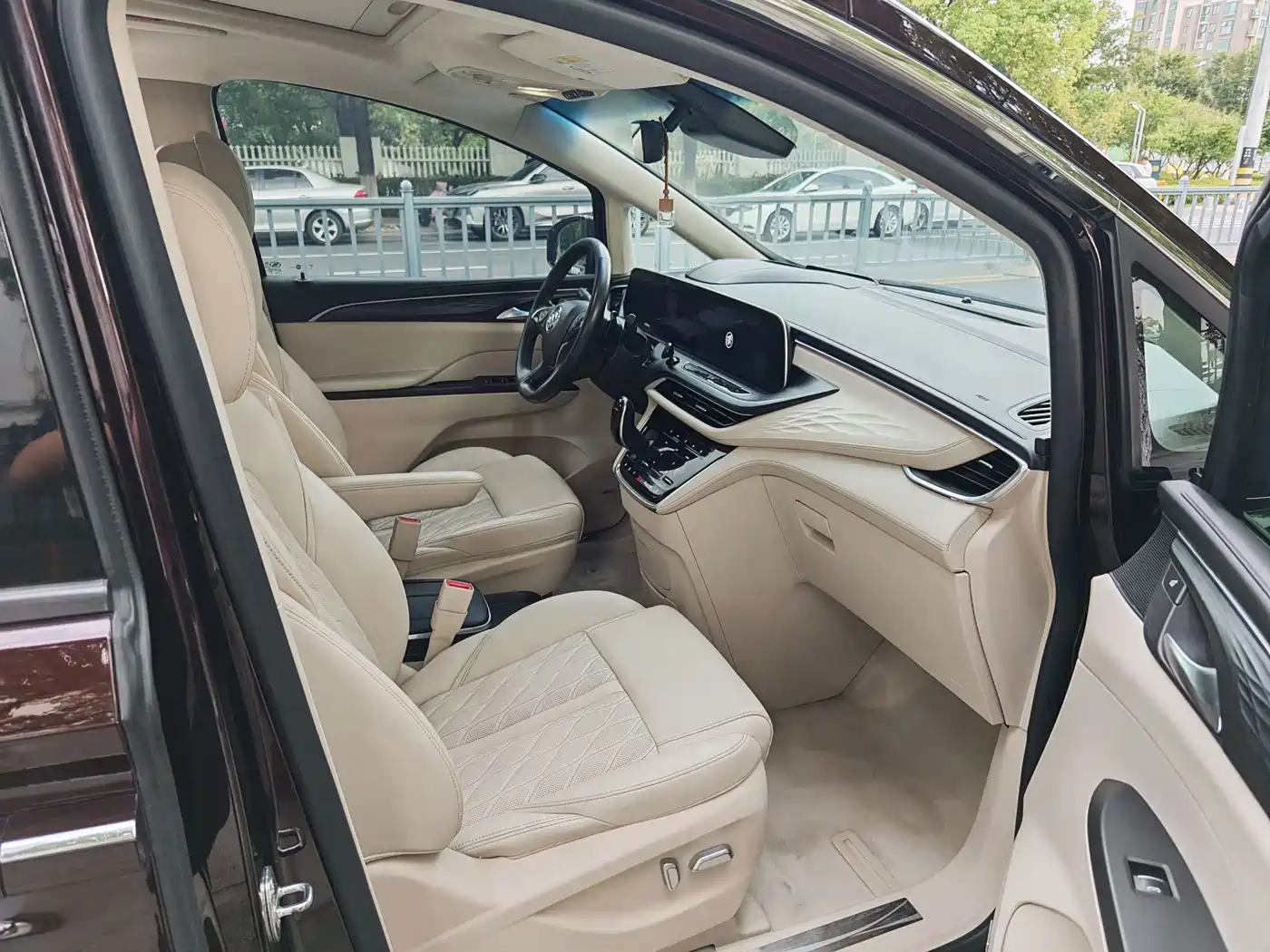 Photo 5 - Buick GL8
