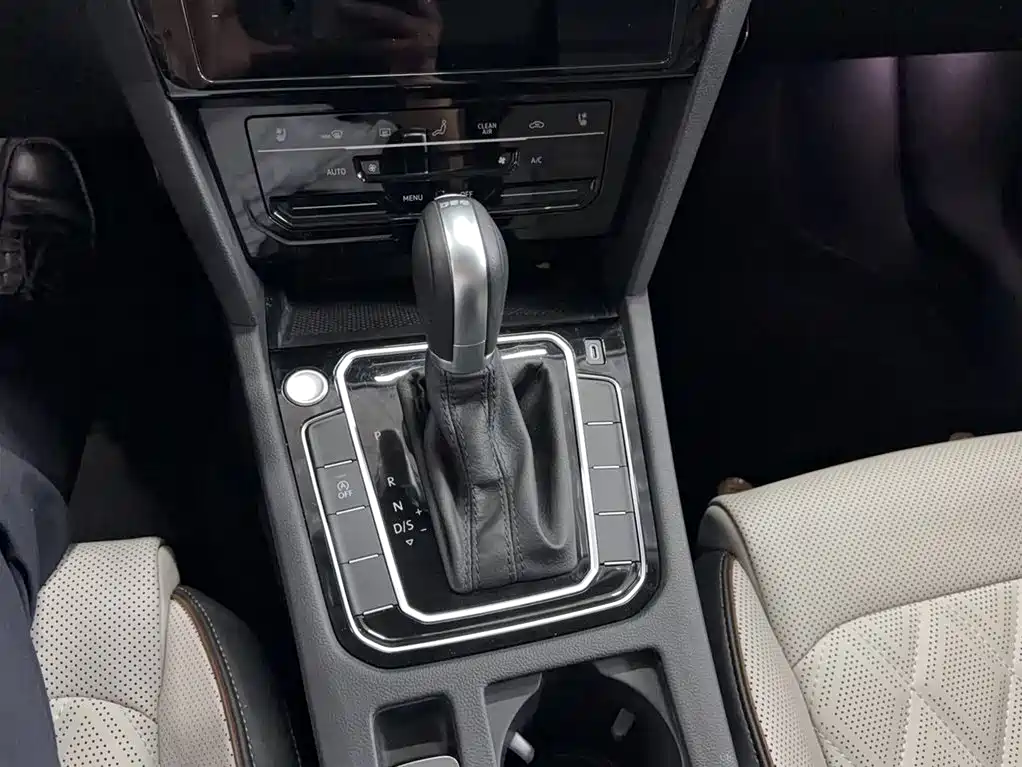 Volkswagen Magotan 2023 Model 2 Million Commemorative Edition 330TSI DSG Luxury фото 12