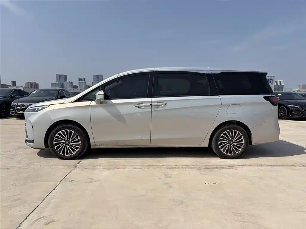 Buick GL8 New Energy 2025 Landlux Smart Edition 7-seater фото 4