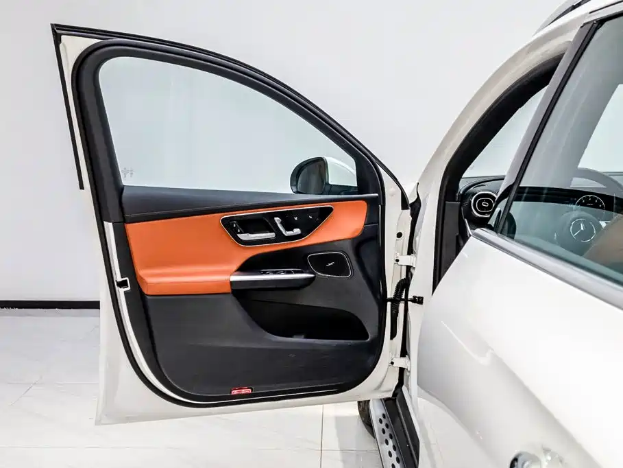 Photo 8 - Mercedes-Benz GLC