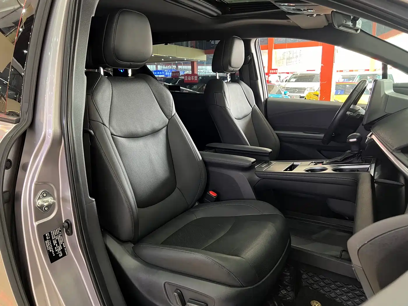 Toyota Sienna 2023 2.5L Hybrid Premium Edition фото 15