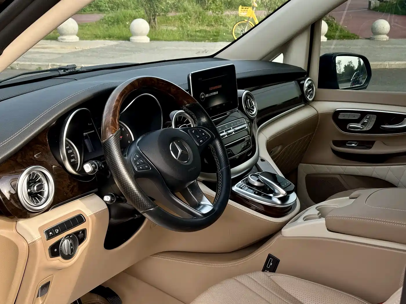 Mercedes-Benz V-Class 2018 V 260 L Premium Long Wheelbase Edition China VI фото 12