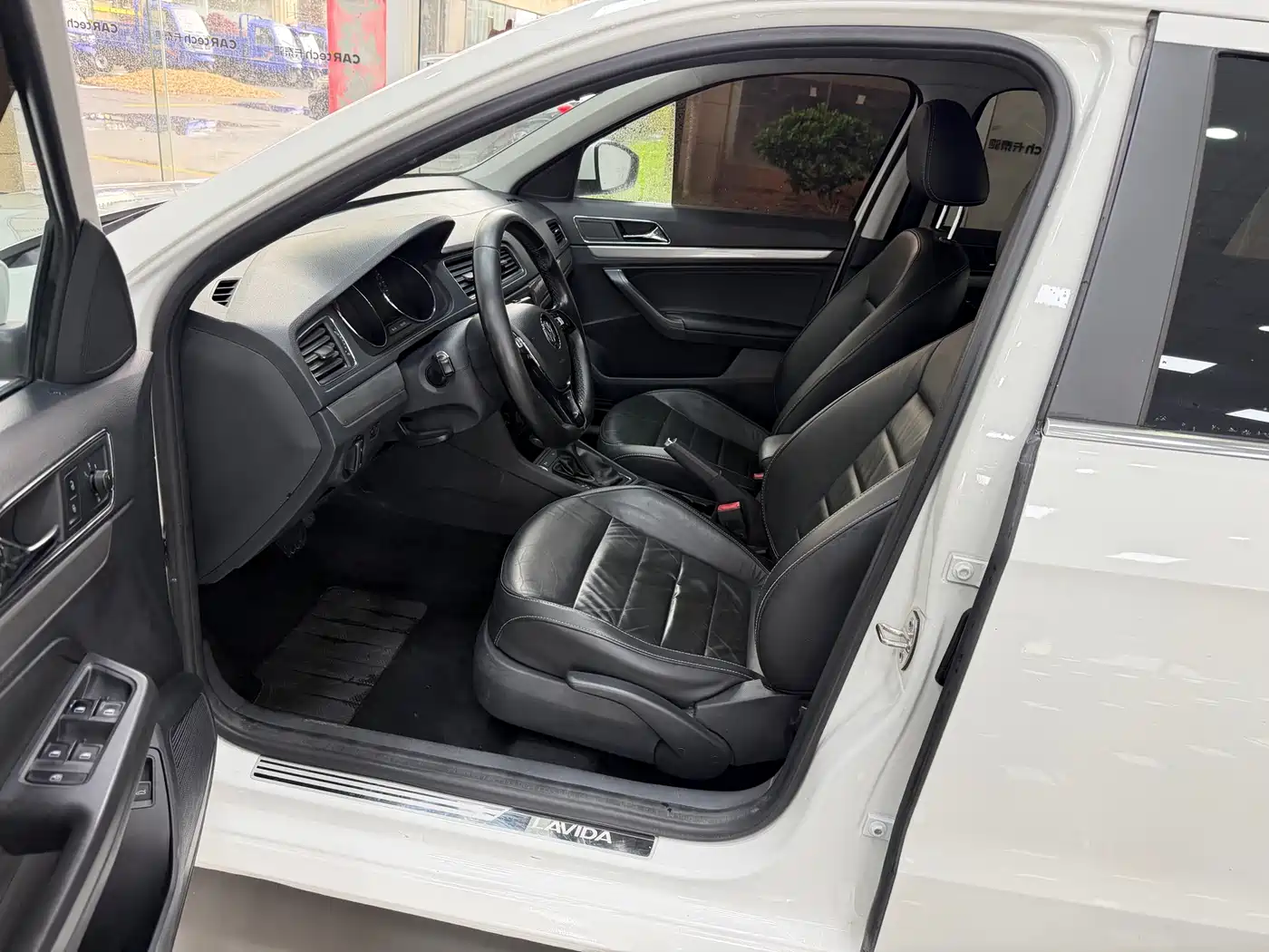 Volkswagen Lavida 2017 1.6L Automatic Comfort Edition фото 4