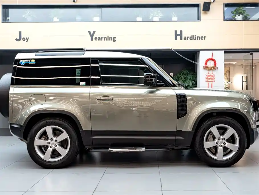 Land Rover Defender 2021 90 P400 Classic Replica Edition фото 3