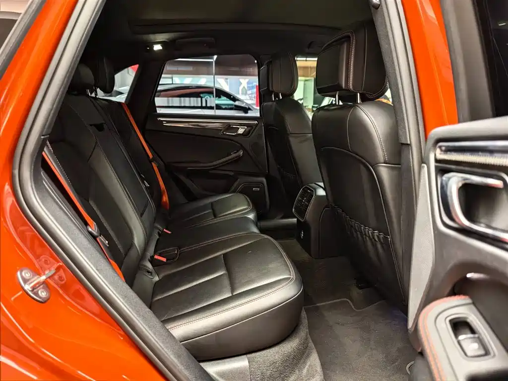 PORSCHE MACAN