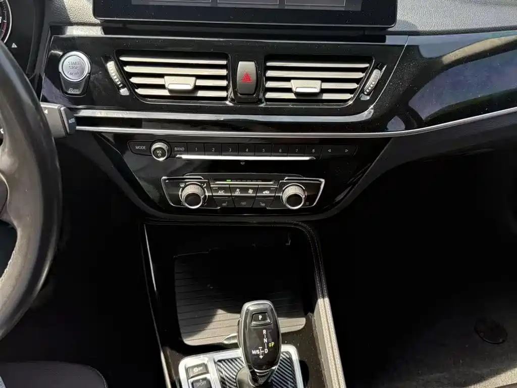 BMW 1 Series 2022 120i M Sport Shadow Edition фото 11