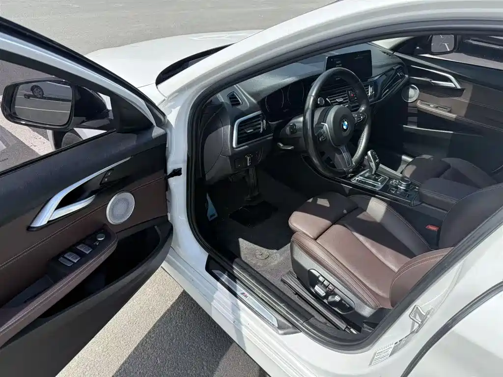 BMW 1 Series 2022 120i M Sport Shadow Edition фото 7
