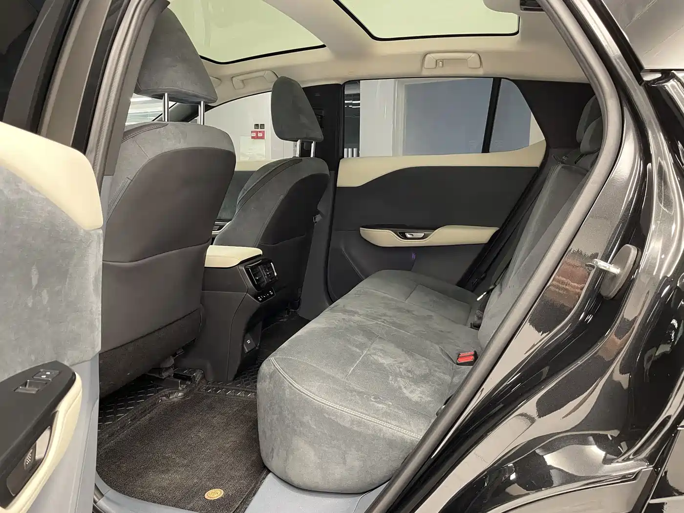 Lexus RZ 2023 450e 4WD Premium фото 13