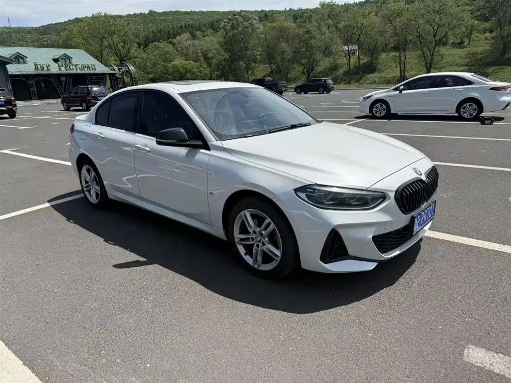 BMW 1 Series 2022 120i M Sport Shadow Edition фото 3