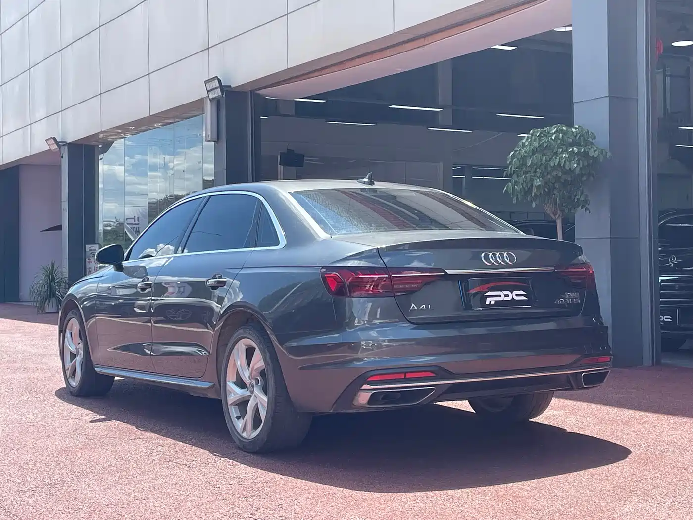 Фото 12 - Audi A4L