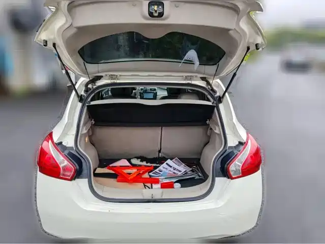 Nissan Tiida 2011 1.6L CVT Smart — фото 5