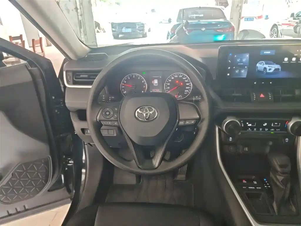 Toyota Wildlander 2023 2.0L CVT FWD LE фото 11
