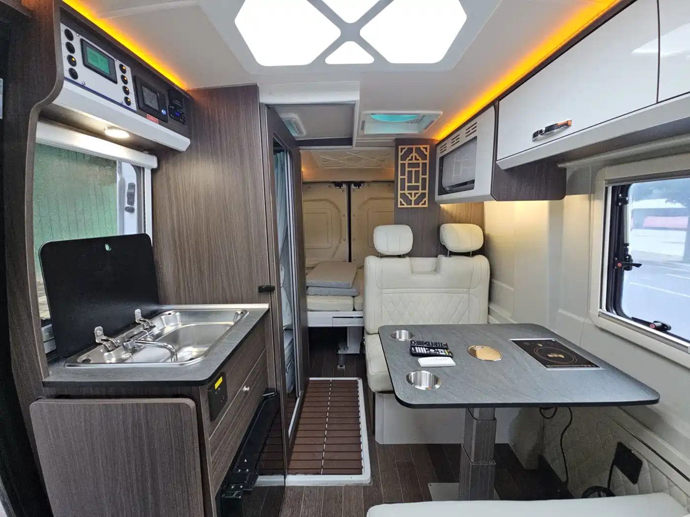 SAIC Maxus MAXUS V90 RV 2022 2021 2.0T Travel Home V90 Self-Contained Class B RV Luxury Transverse Bed