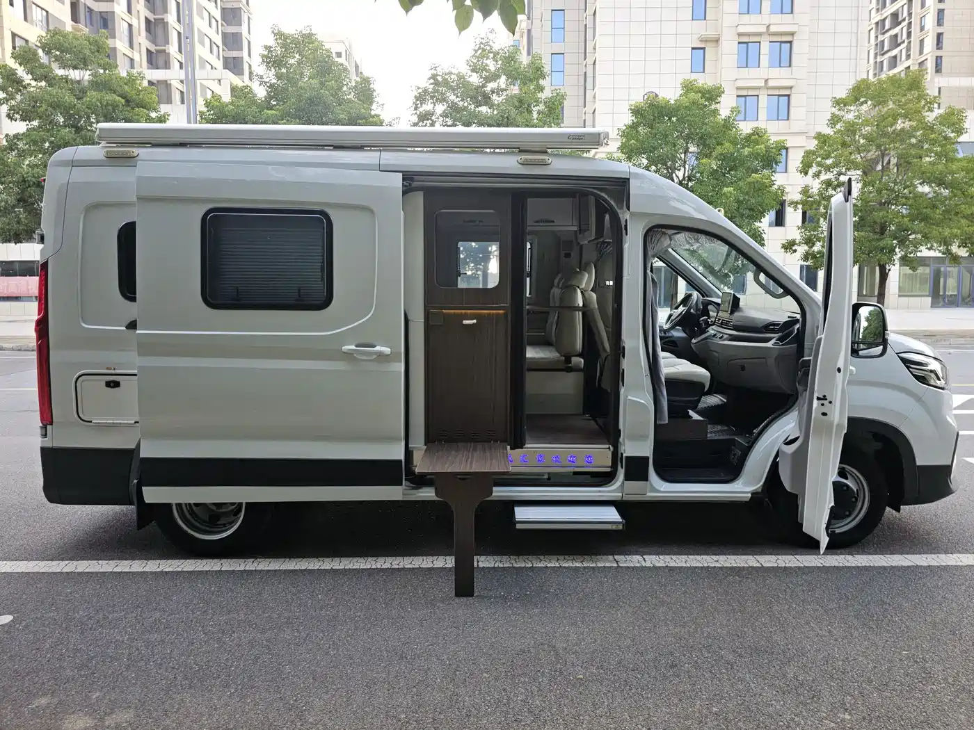 SAIC Maxus MAXUS V90 RV 2022 2021 2.0T Travel Home V90 Self-Contained Class B RV Luxury Transverse Bed