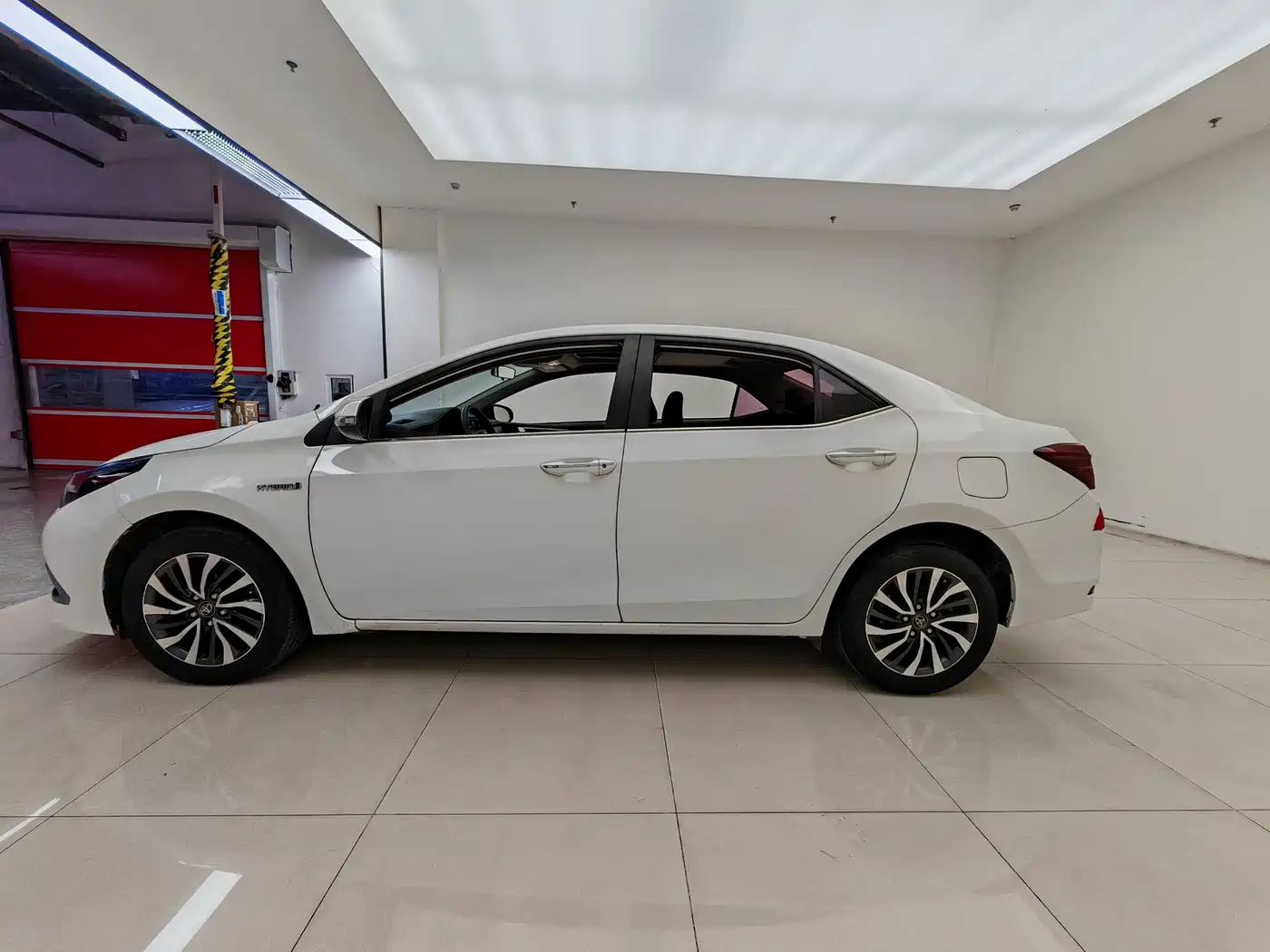 Toyota Corolla 2017 Facelift Hybrid 1.8L E-CVT Leading Edition фото 4