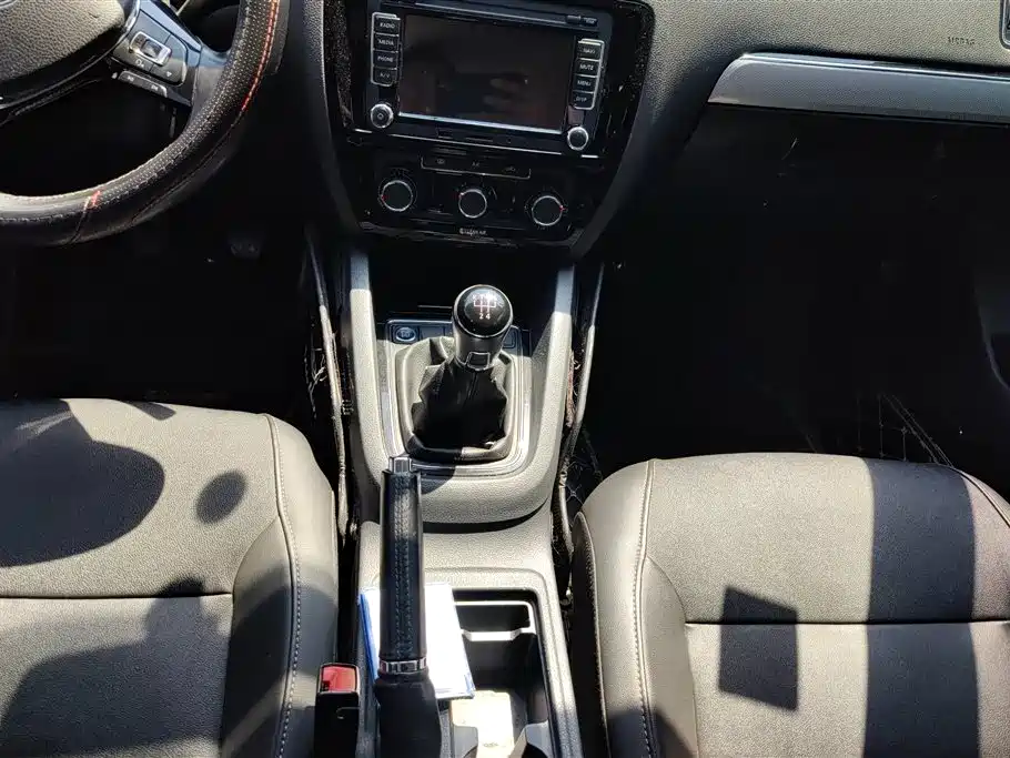 Volkswagen Sagitar 2015 1.6L Manual Comfort фото 16