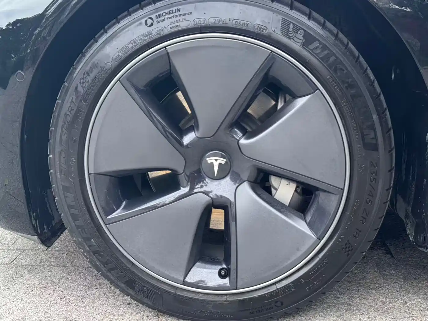 TESLA MODEL 3