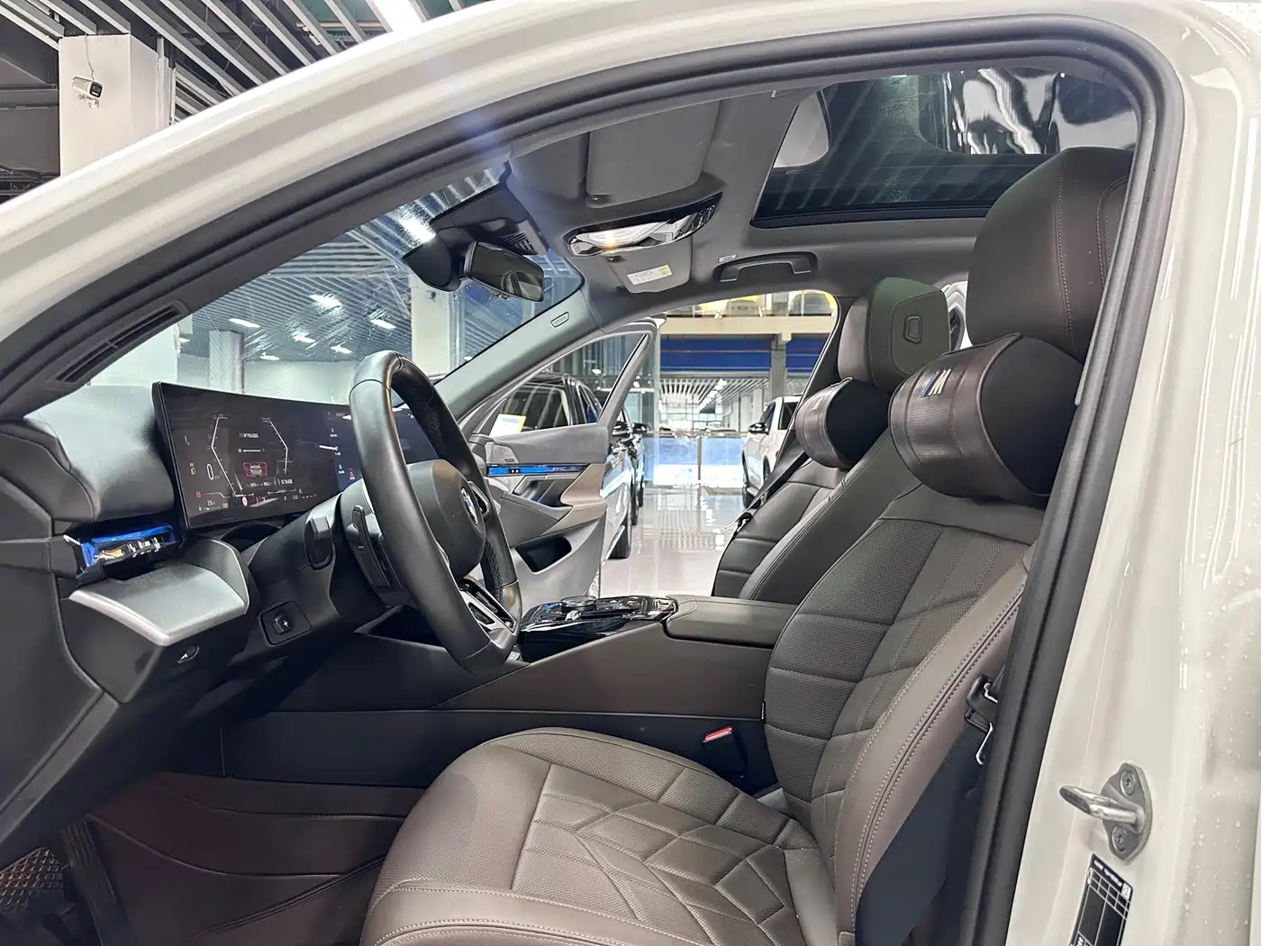 BMW 5 Series 2024 530Li Leading M Sport Package фото 4