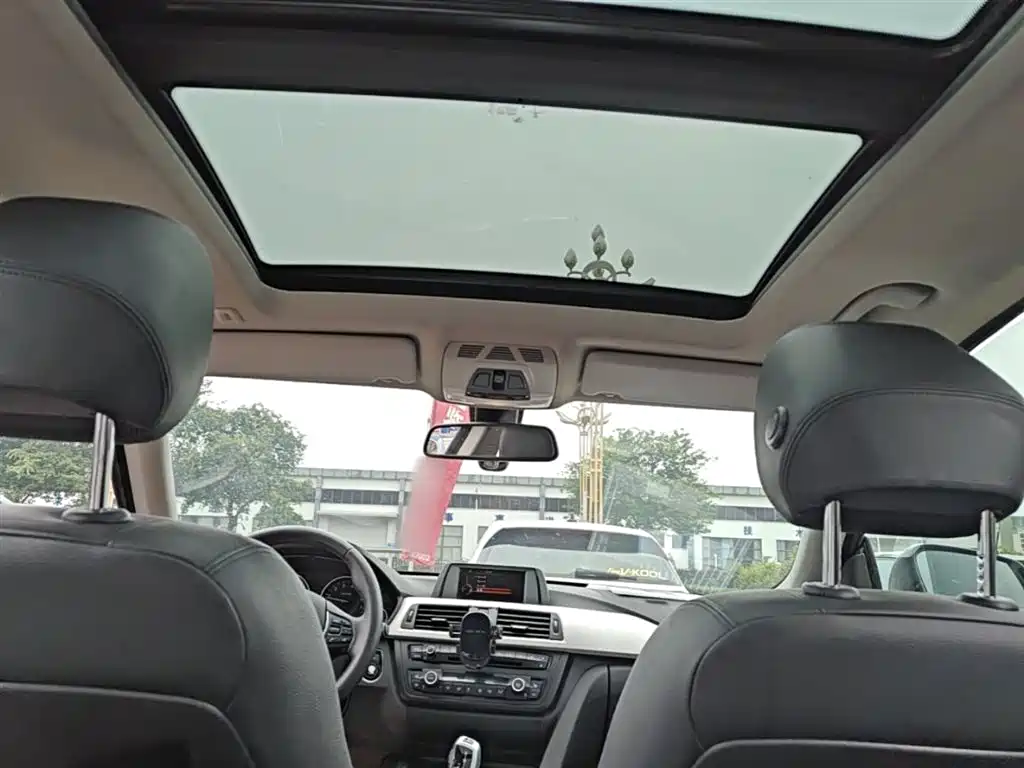 BMW 3 Series GT 2013 Model 320i Leading фото 18