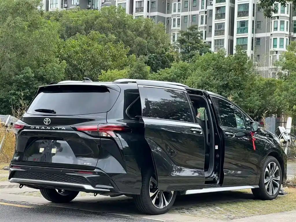 Toyota Granvia 2026 Model 2.5L Hybrid Premium PLUS Edition фото 8