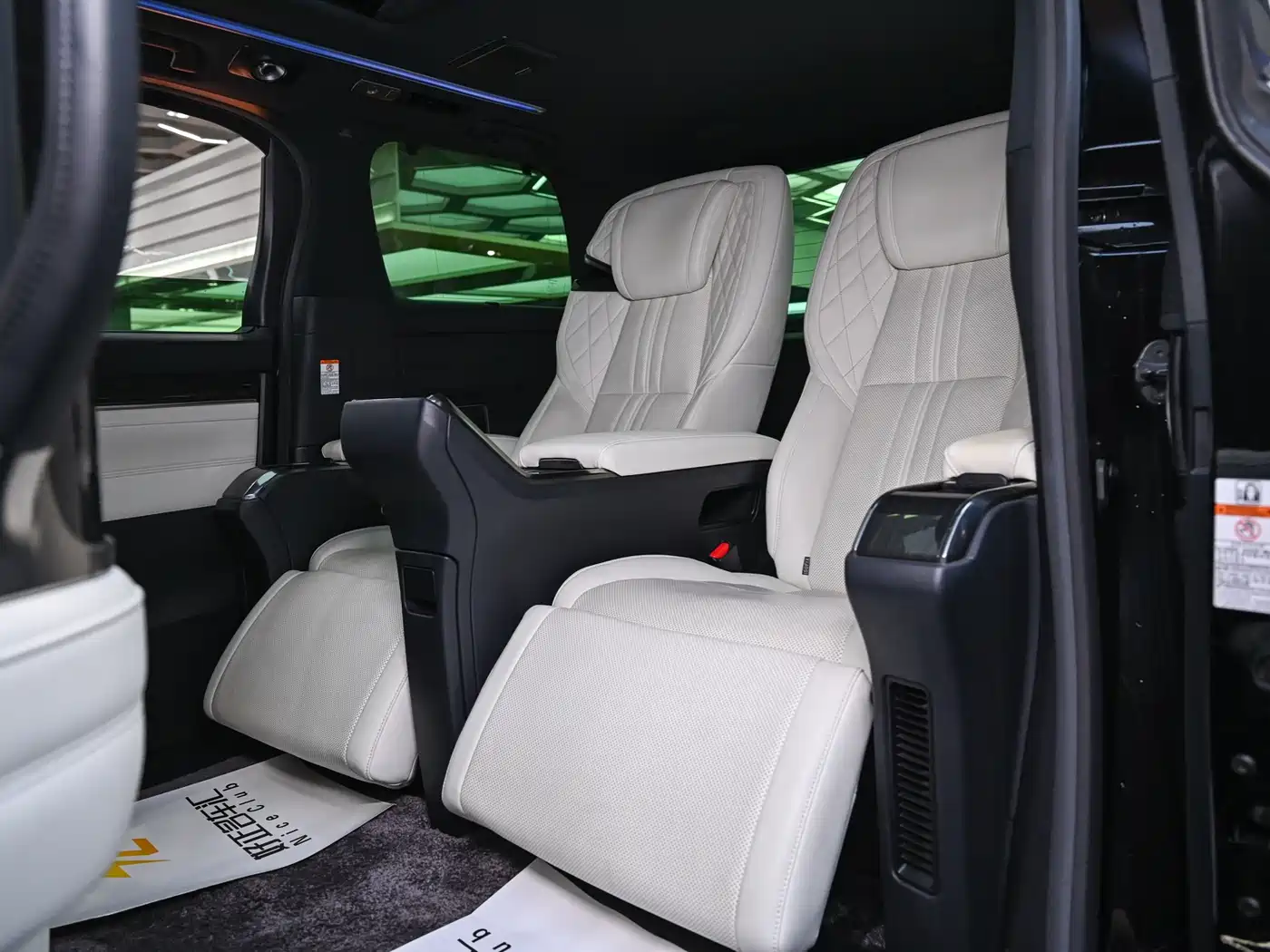 Lexus LM 2020 300h 4-Seat Imperial Edition фото 8