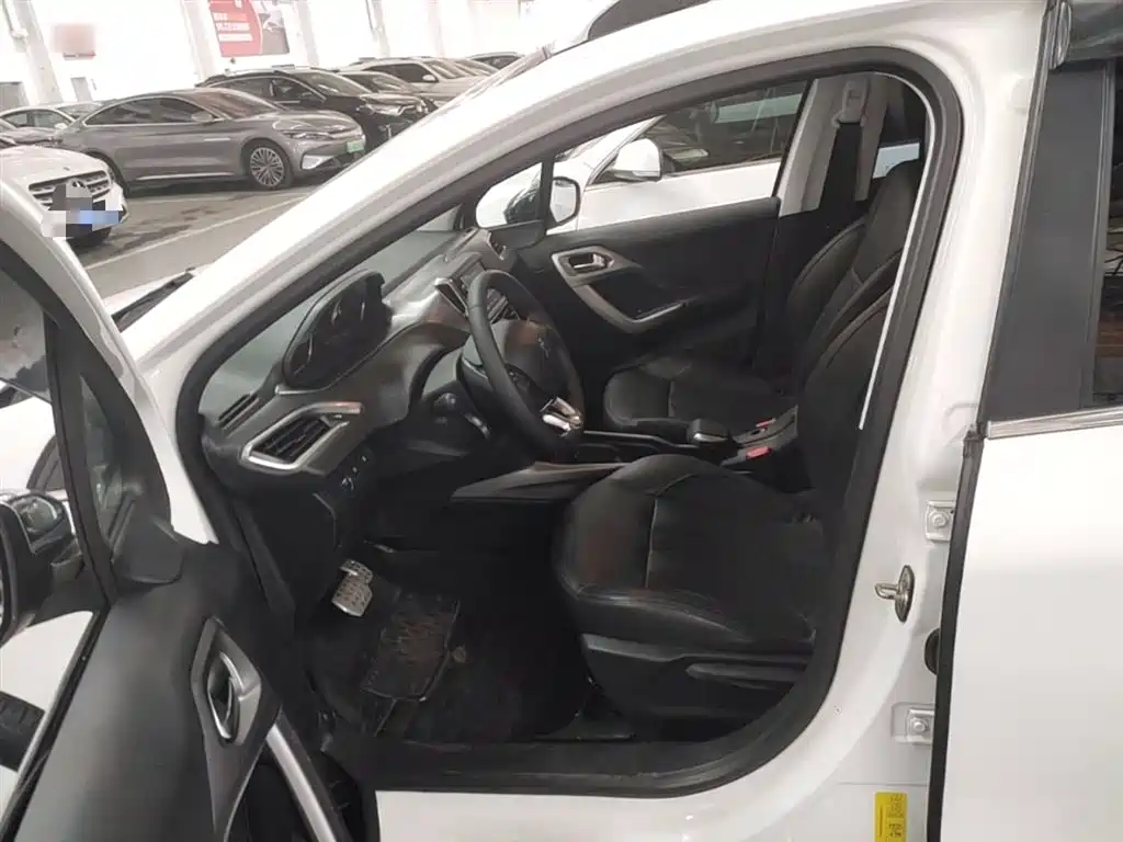 Peugeot 2008 2014 1.6L Automatic Navigation Edition фото 15