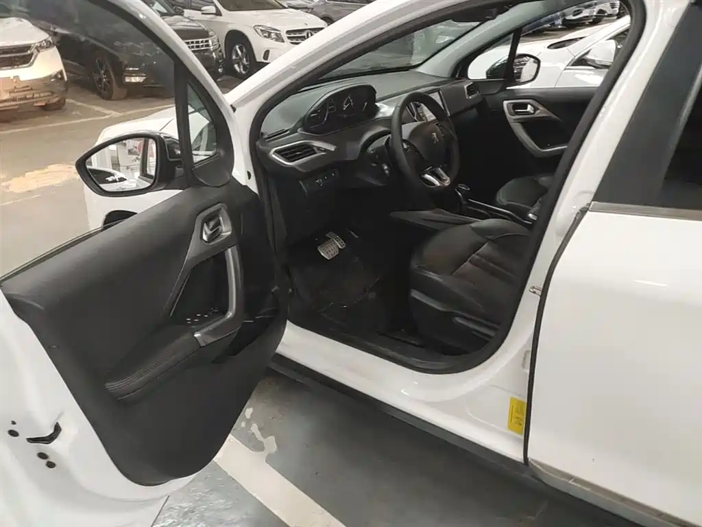 Peugeot 2008 2014 1.6L Automatic Navigation Edition фото 16