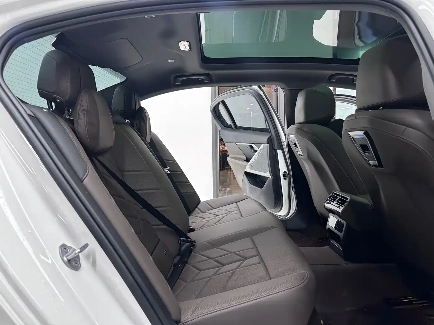 BMW 5 Series 2024 530Li Leading M Sport Package фото 15