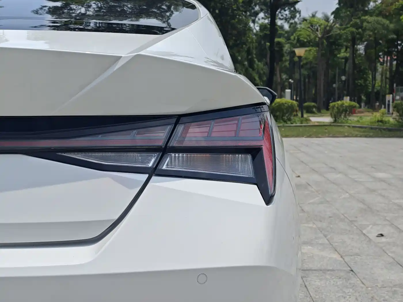 Hyundai Elantra 2022 1.5L CVT LUX Premium Edition фото 9