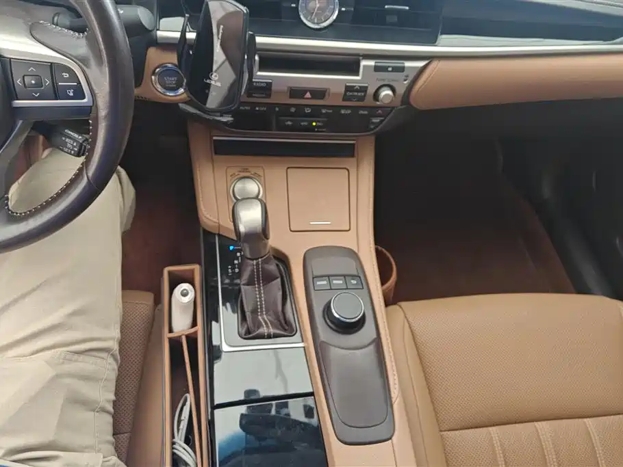 Lexus ES 2015 200 Elite Edition фото 16