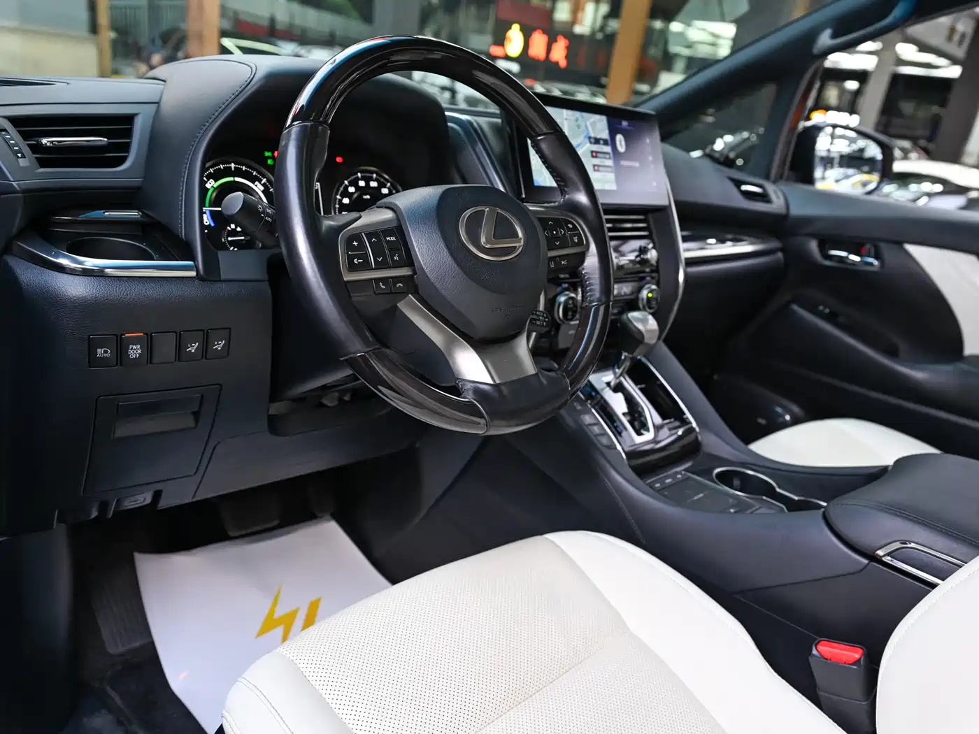 Lexus LM 2020 300h 4-Seat Imperial Edition фото 6
