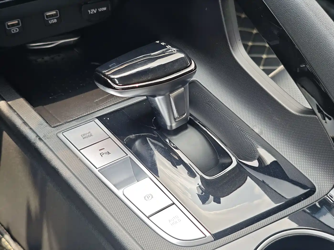 Hyundai Elantra 2022 1.5L CVT LUX Premium Edition фото 19