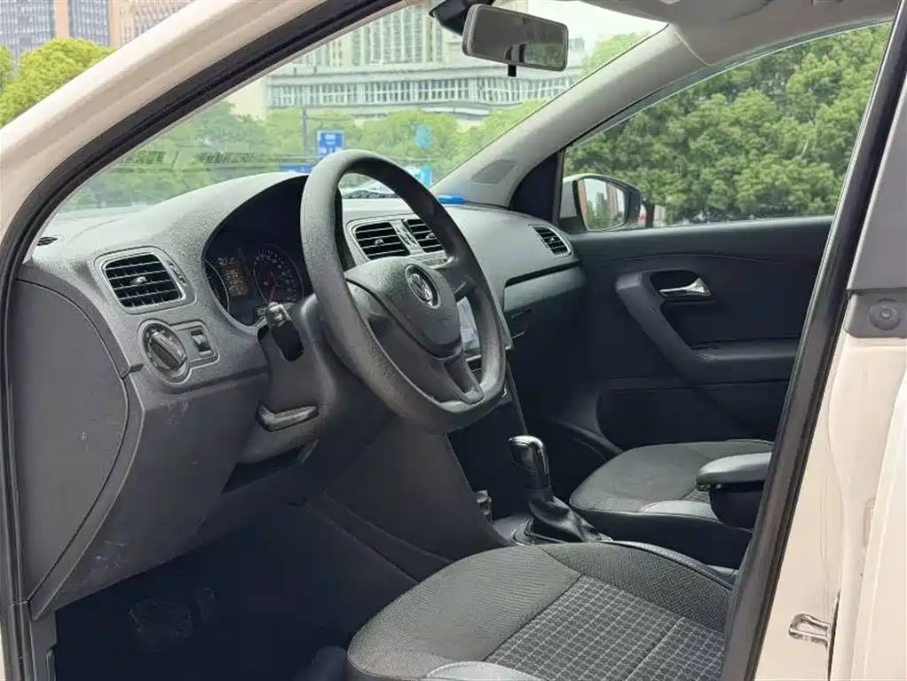 Volkswagen Polo 2014 1.4L Automatic Comfort Edition фото 9