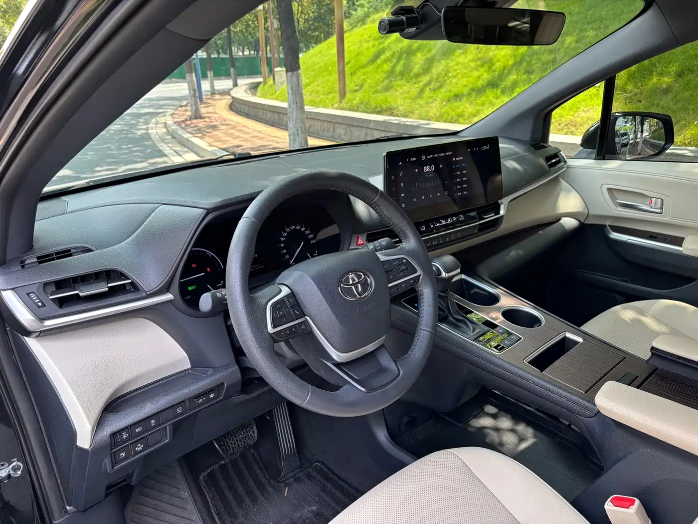 Toyota Granvia 2023 2.5L Hybrid Prestige PLUS Edition фото 11