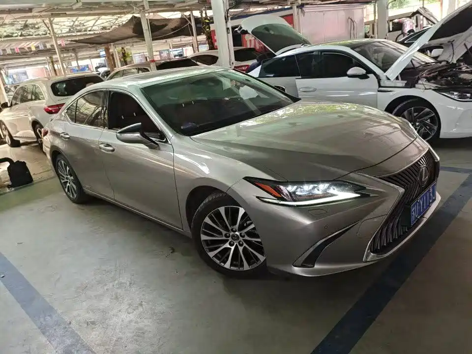 Lexus ES 2020 300h Ultimate Edition фото 2