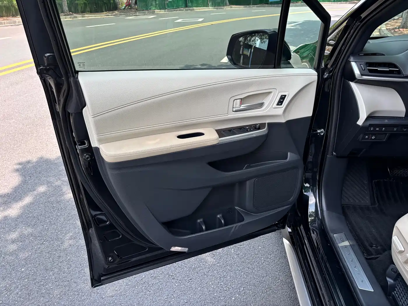 Toyota Granvia 2023 2.5L Hybrid Prestige PLUS Edition фото 9